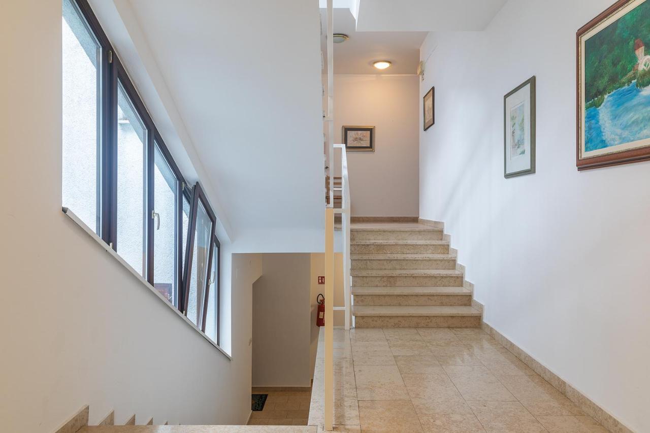 Apartment Little Gallery **** Ровинь Экстерьер фото