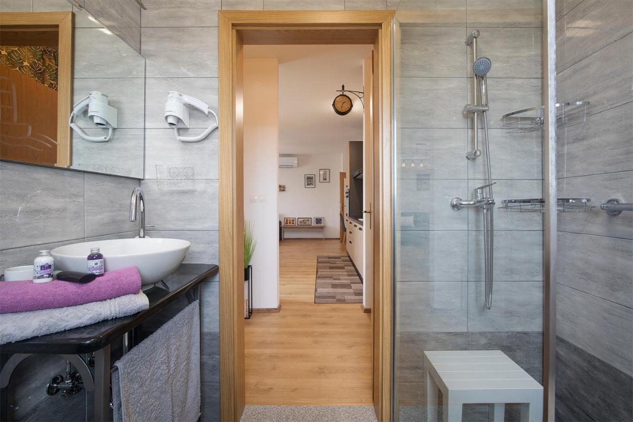Apartment Little Gallery **** Ровинь Экстерьер фото